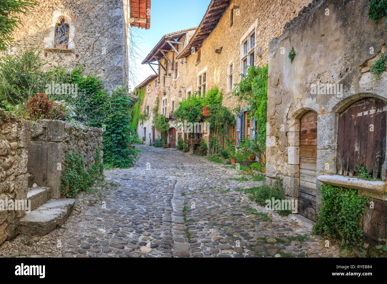Frankreich, Ain, Perouges, mittelalterliche Stadt, mit der Bezeichnung les plus beaux villages de France (Schönste Dörfer Frankreichs), Rue des Rondes, Kopfsteinpflaster Stockfoto