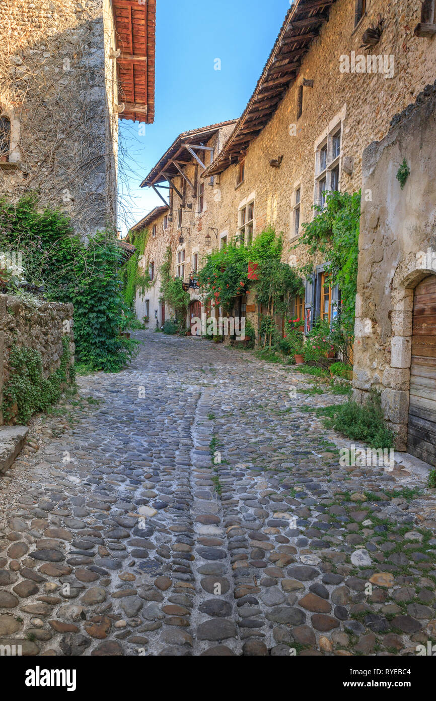 Frankreich, Ain, Perouges, mittelalterliche Stadt, mit der Bezeichnung les plus beaux villages de France (Schönste Dörfer Frankreichs), Rue des Rondes, Kopfsteinpflaster Stockfoto
