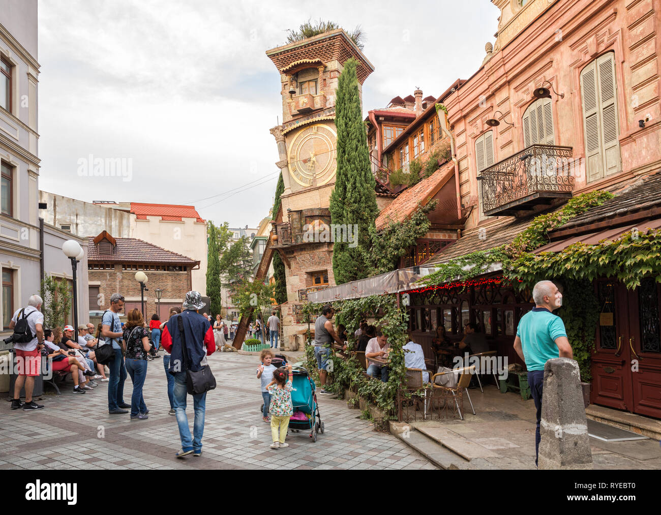 Tiflis, Georgien - 22. SEPTEMBER 2018: die Masse der Touristen in der Nähe der Rezo Gabriadze Puppentheater mit einem schiefen Turm Stockfoto
