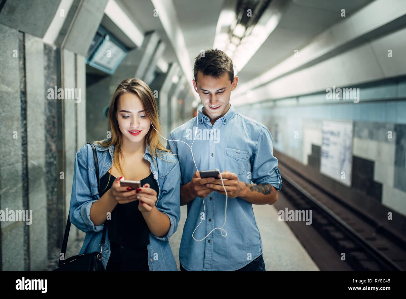 Telefon süchtiger Paar mit Gadget in der Nähe der U-Bahn Stockfoto