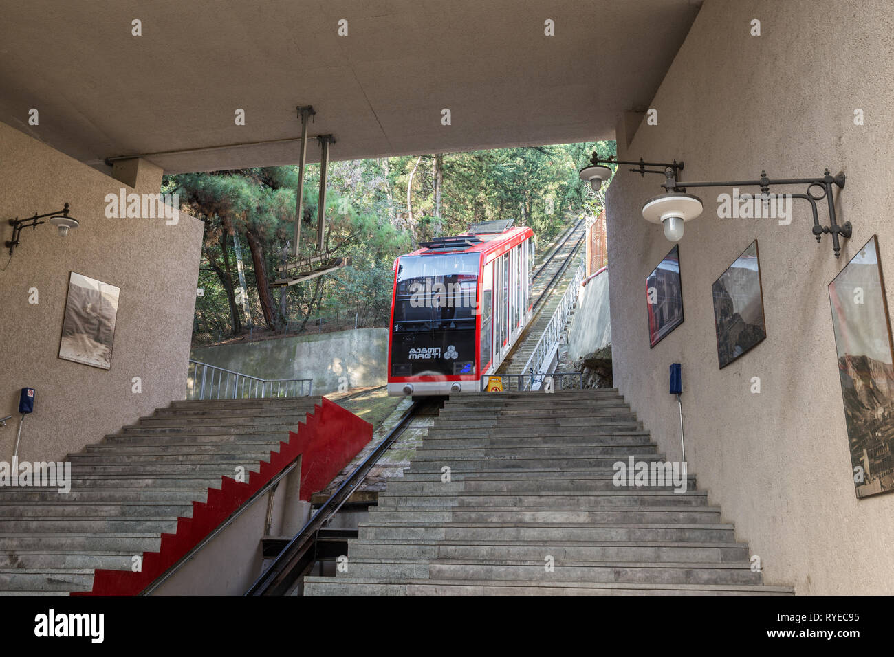 Tiflis, Georgien - Oktober 02, 2018: mtatsminda Standseilbahn Auto kommt an der unteren Station Stockfoto