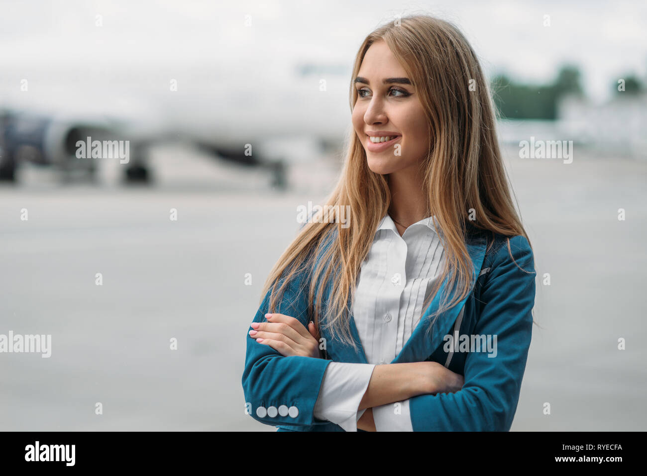 Junge stewardess in der Uniform auf Flugzeuge parken Stockfoto