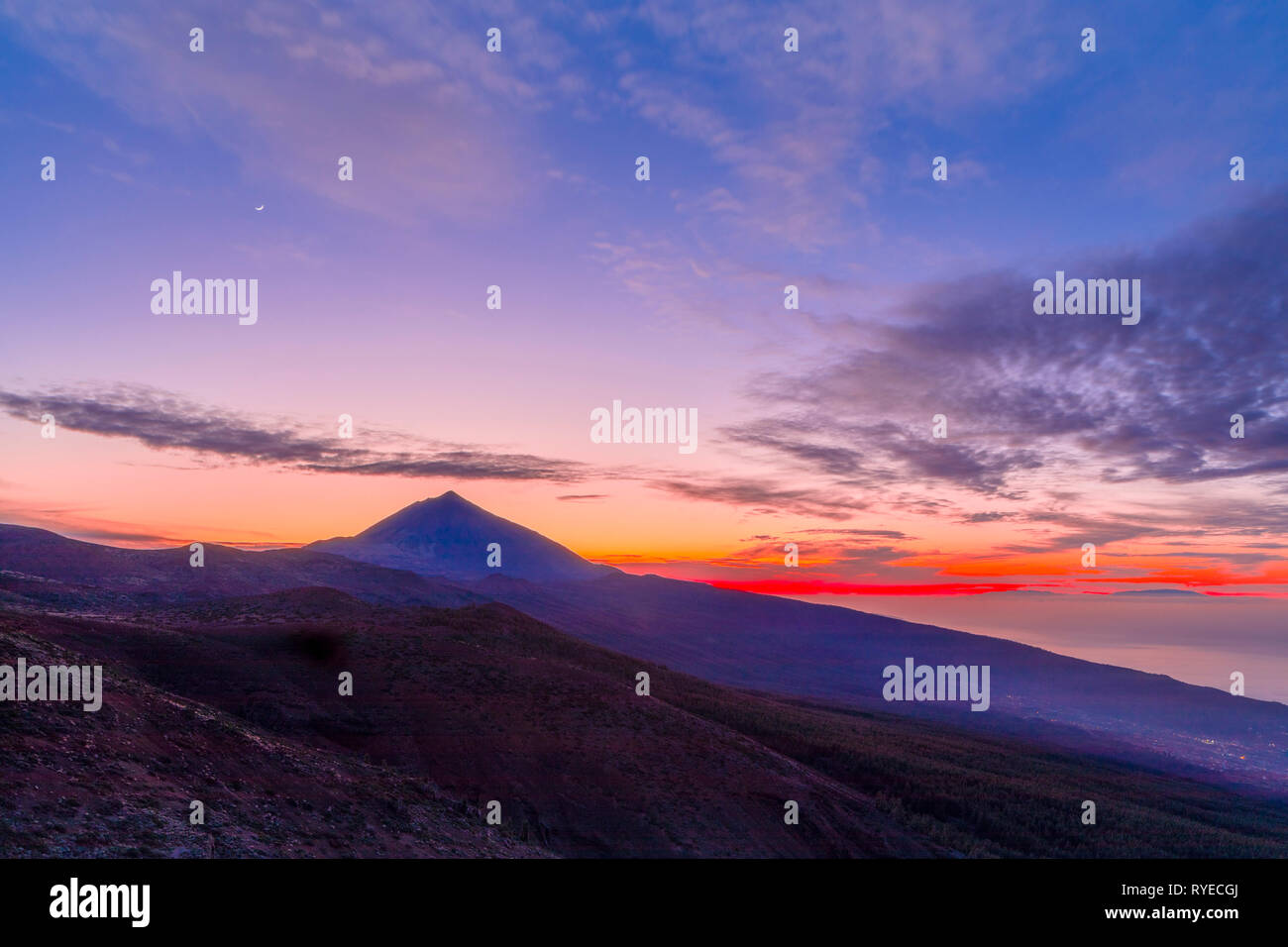 Mount Teide bei Sonnenuntergang mit La Palma im Hintergrund, Teneriffa, Kanarische Inseln, Spanien, Atlantik, Europa, Stockfoto