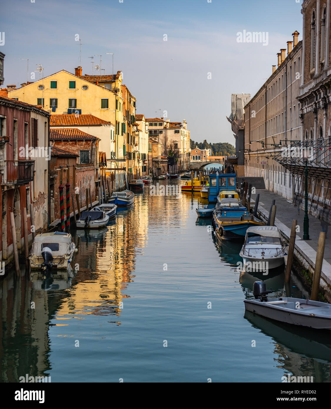 Geparkten Boote. Schönen Kanal in Venedig Italien. Stockfoto