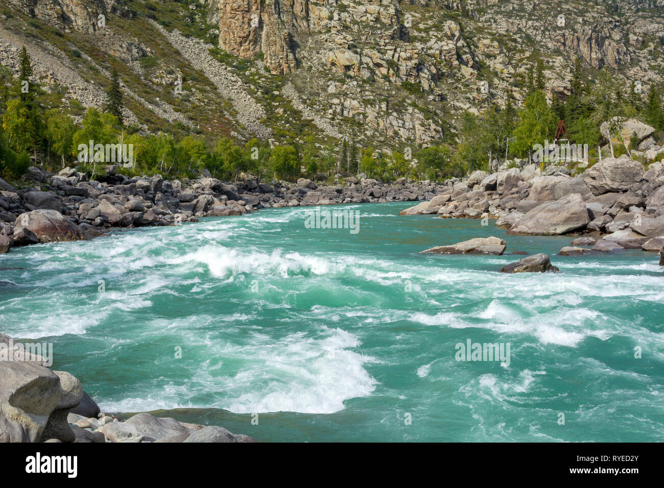 Die Schwelle Ilgumen auf dem Berg Fluss Katun, Republik Altai Stockfoto