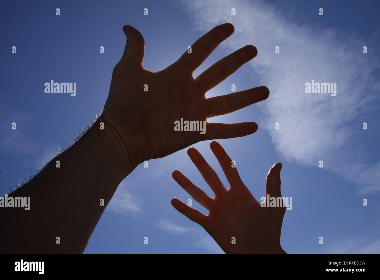 Hande Greifen In Der Luft Mit Blauen Himmel Und Licht Stockfotografie Alamy