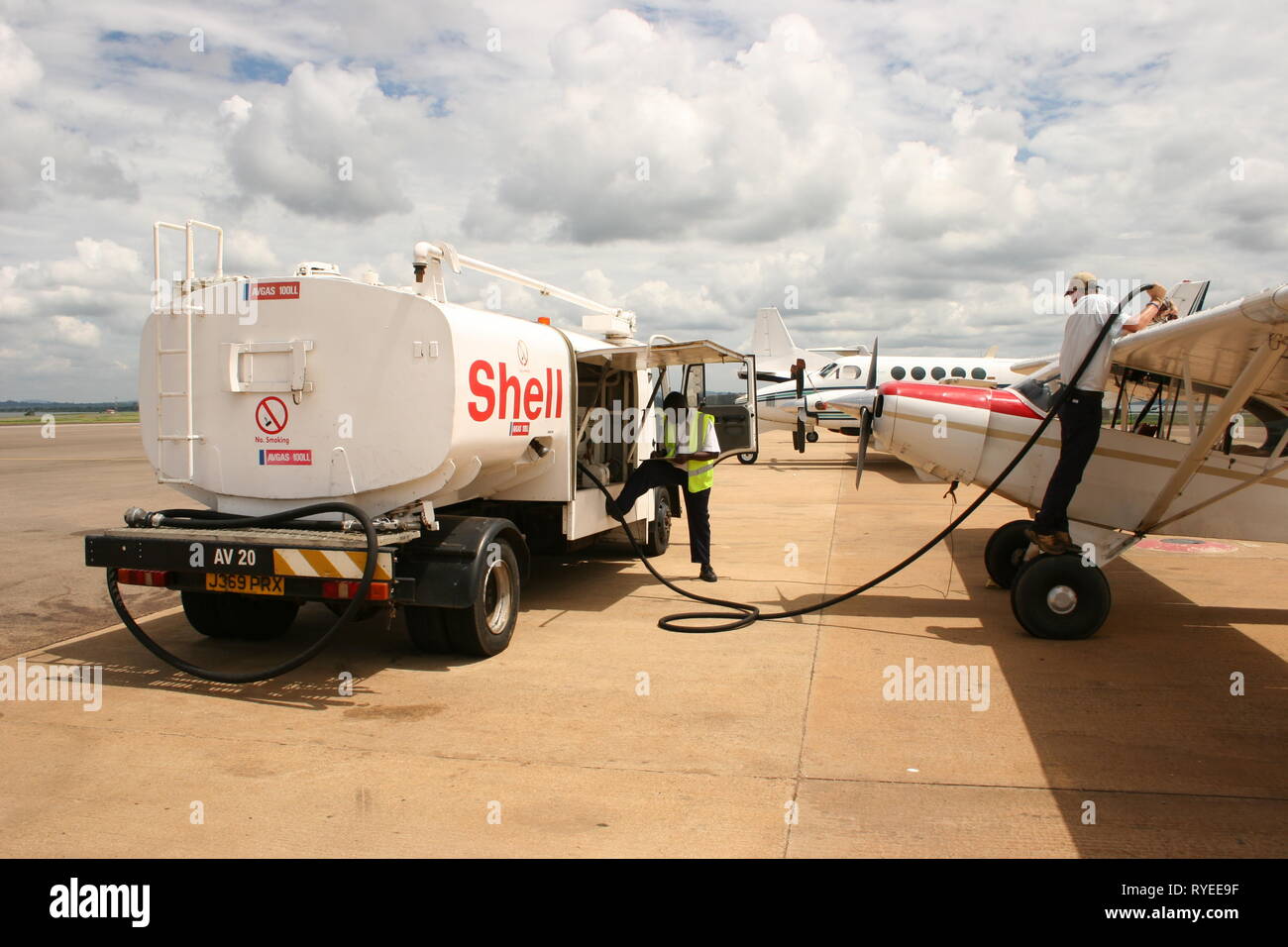 Ein leichtes Flugzeug am internationalen Flughafen Entebbe, Uganda betankt wird. Stockfoto