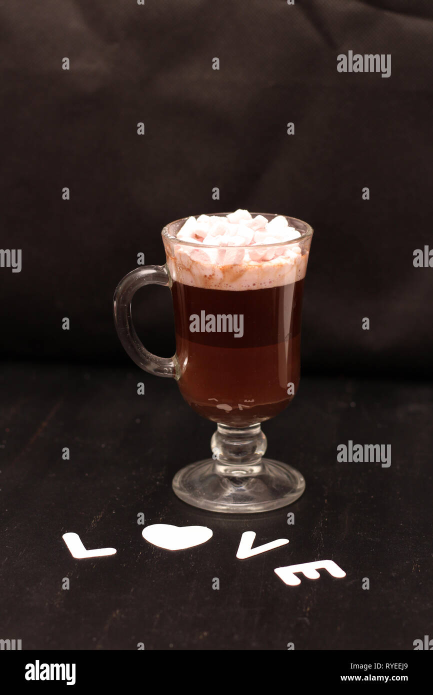 Hot Drink in ein Glas Schale mit rosa Marshmallows Stockfoto