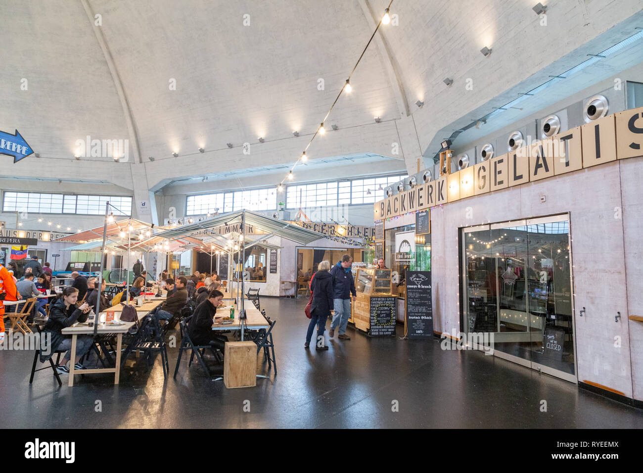 Food Court im Inneren der Markthalle in Basel, Schweiz Stockfoto