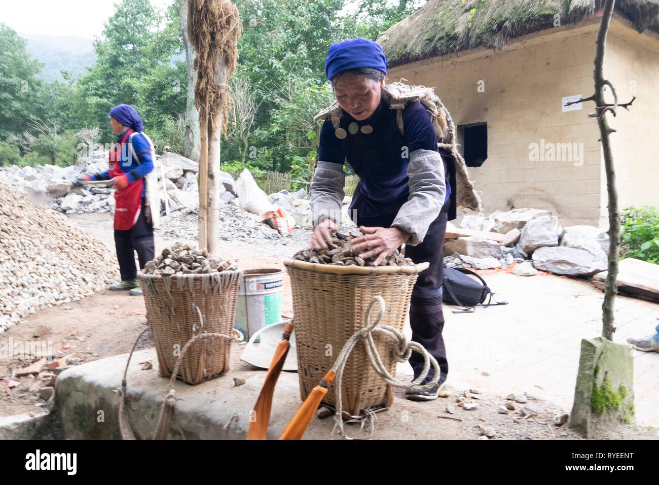 Die manuelle Arbeit Straßenbau in der Nähe von Duoyishu Dorf, Yuanyang Grafschaft, in der Präfektur Honghe in der südöstlichen Provinz Yunnan, China, Stockfoto