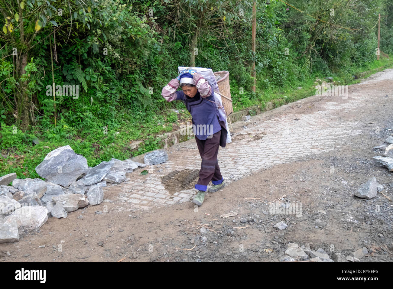 Die manuelle Arbeit Straßenbau in der Nähe von Duoyishu Dorf, Yuanyang Grafschaft, in der Präfektur Honghe in der südöstlichen Provinz Yunnan, China, Stockfoto