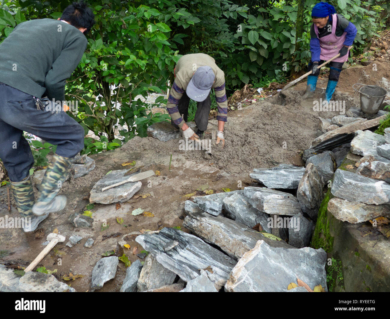 Die manuelle Arbeit Straßenbau in der Nähe von Duoyishu Dorf, Yuanyang Grafschaft, in der Präfektur Honghe in der südöstlichen Provinz Yunnan, China, Stockfoto