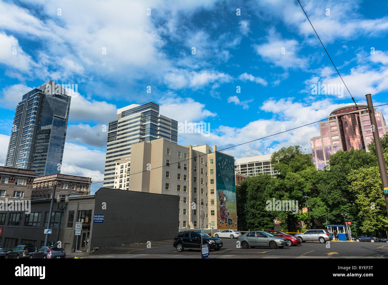 Portland, Oregon, USA - Juni 8, 2017: Blick auf SW Main Street und 10th Avenue Stockfoto