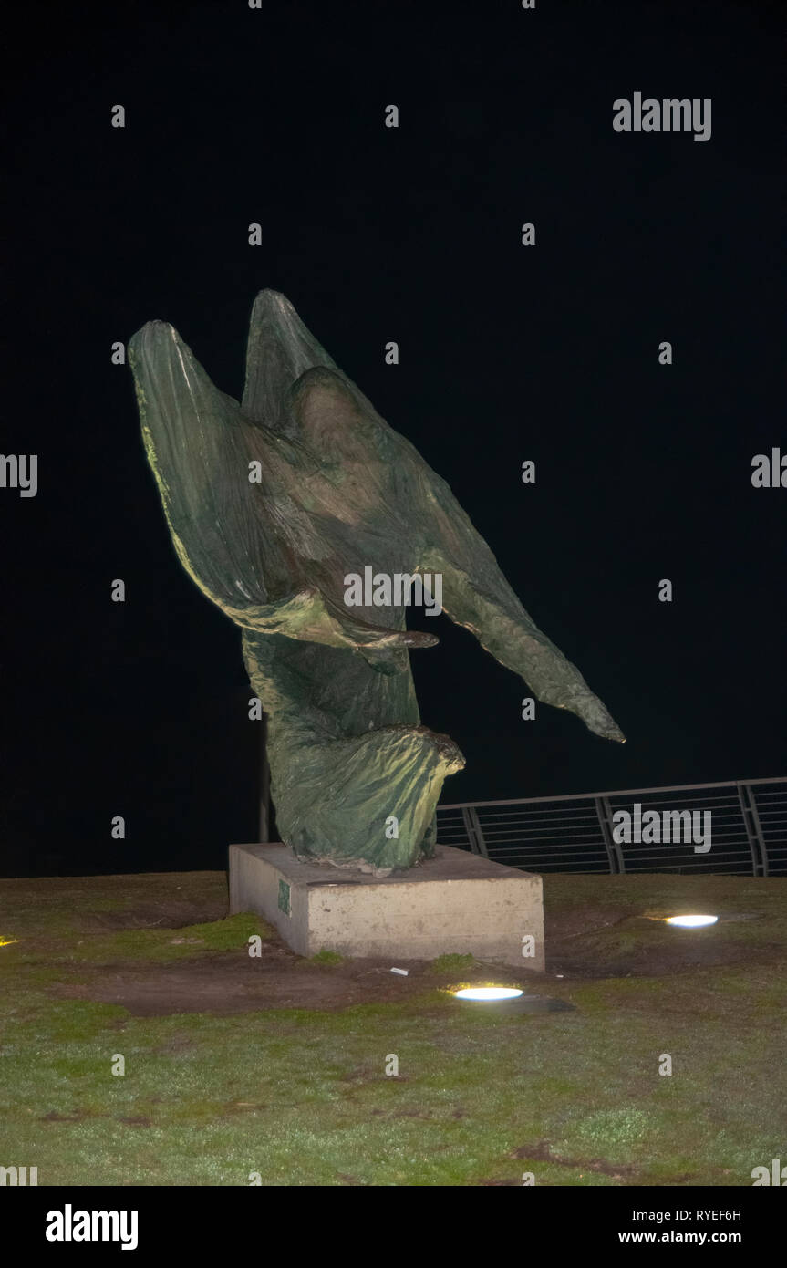 Nacht der Fotografie auf die beleuchtete Statue der Frau gegen den Wind von Ilan Goor bei Charles Clore Park zwischen Tel Aviv und Jaffa. Stockfoto