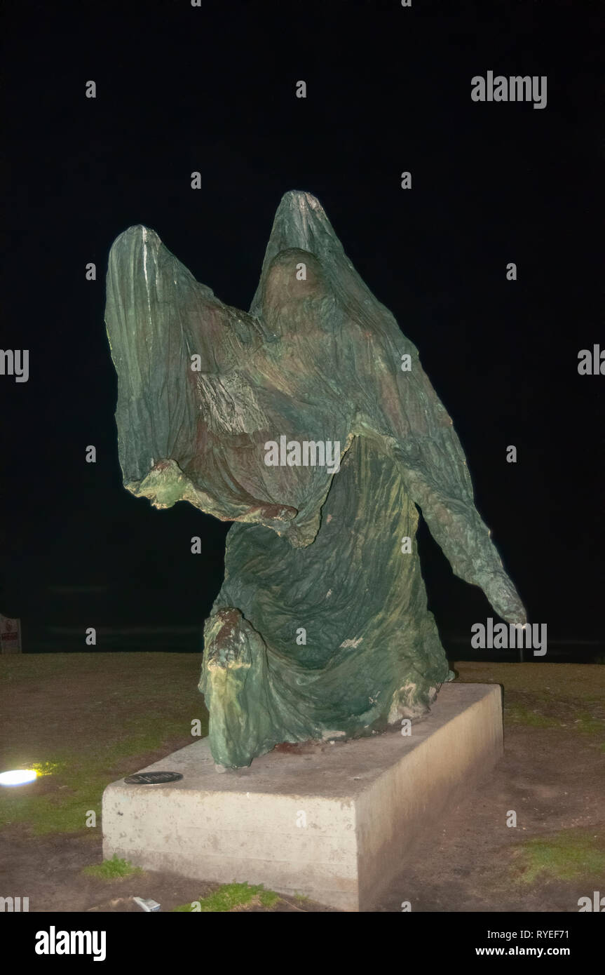Nacht der Fotografie auf die beleuchtete Statue der Frau gegen den Wind von Ilan Goor bei Charles Clore Park zwischen Tel Aviv und Jaffa. Stockfoto