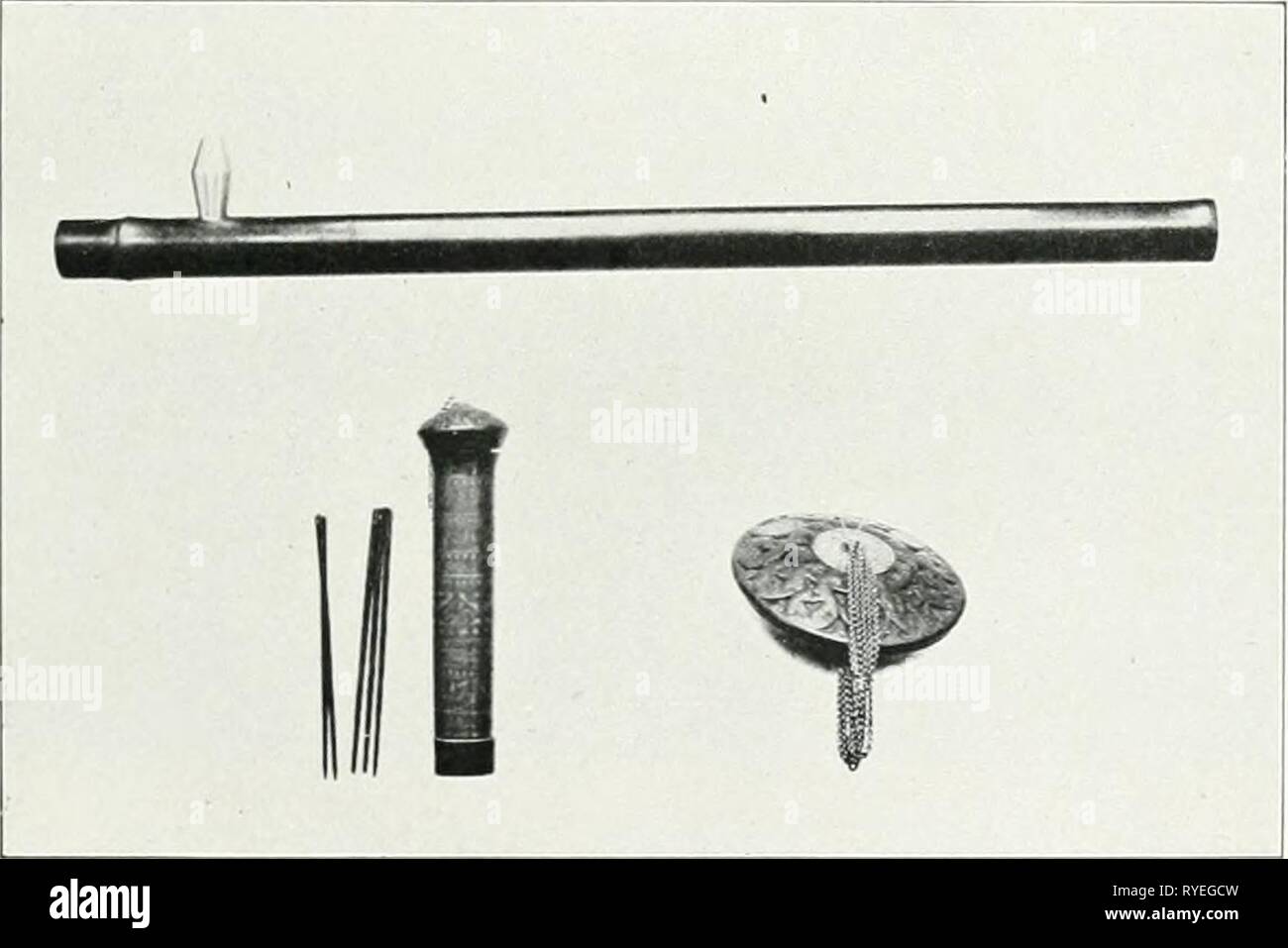 Dr. K.W. Van Gorkom der Oost-Indische Kulturen. Opnieuw uitg. onder redactie van H.C. Prinsen Geerligs. [Tür J.P. van der Lieferbar et. al.] drkwvangorkomsoo 03 gorkuoft Jahr: 1917 tii Hak. Einführung. Van Het rooken plantendeelen ist zoo Oud, dat Het nicht Meer met zekerheid ist na te gaan, wanneer von waar dit gebruik Het eerst in und Branchenvisionär gekomen ist. Herodot (5e eeuw v.C.) vermeldt Schilf, dat de Massageten en Scythen in een soort bedwelming von dronkenschap opsnuiven geraakten Tür het van den rook, sterben uit gelegd op gloeiende steenen hennepzaad opsteeg. Später zijn er bij het rooken Abb. 1. Bataksch Stockfoto