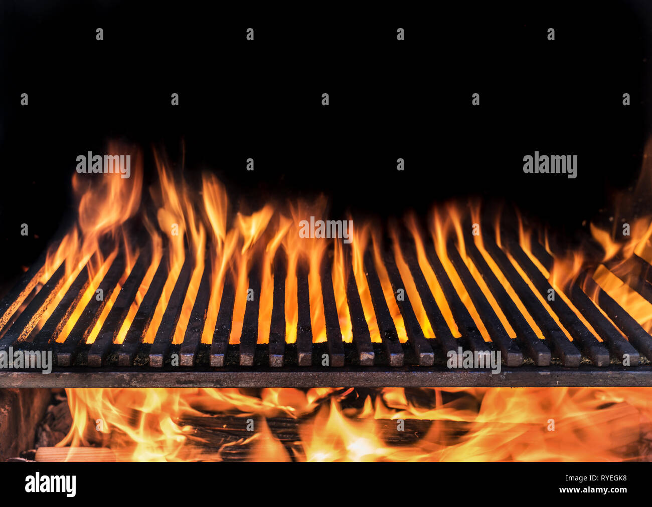 Leere Grill Gitter und Zungen wie von Feuer Flamme. Grillabend Hintergrund. Stockfoto