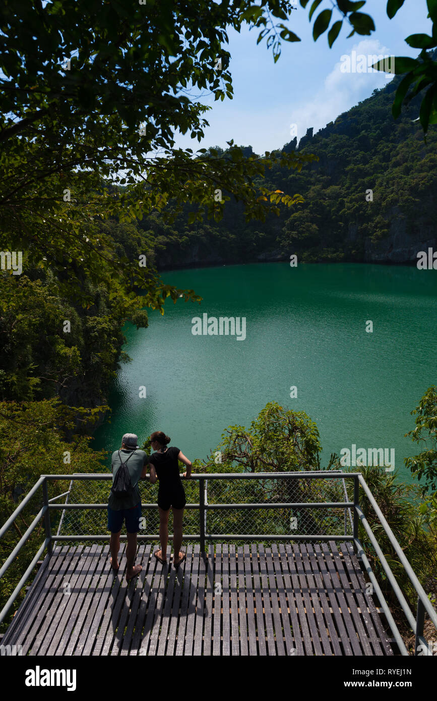 Menschen auf dem Deck, in der Nähe der Blauen Lagune (Emerald Lake) in Ko Mae Ko Insel, Ang Thong National Marine Park Inseln, Thailand Stockfoto