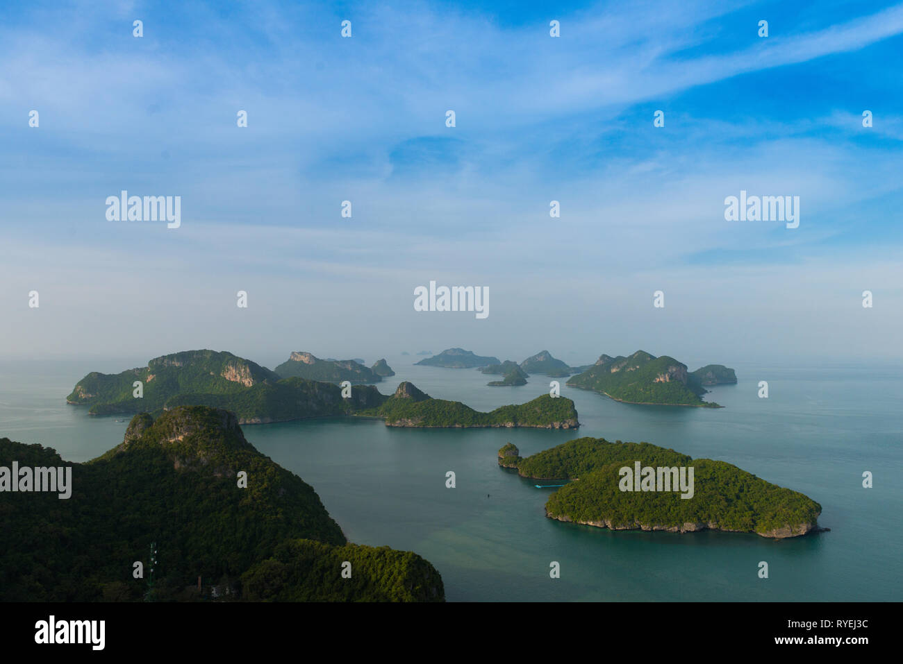 Panoramablick auf Ang Thong Marine Park zahlreiche kleine Inseln, Thailand Stockfoto
