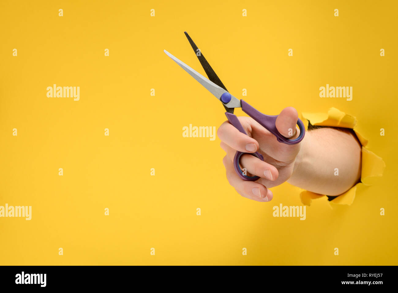 Hand mit einer Schere Stockfoto