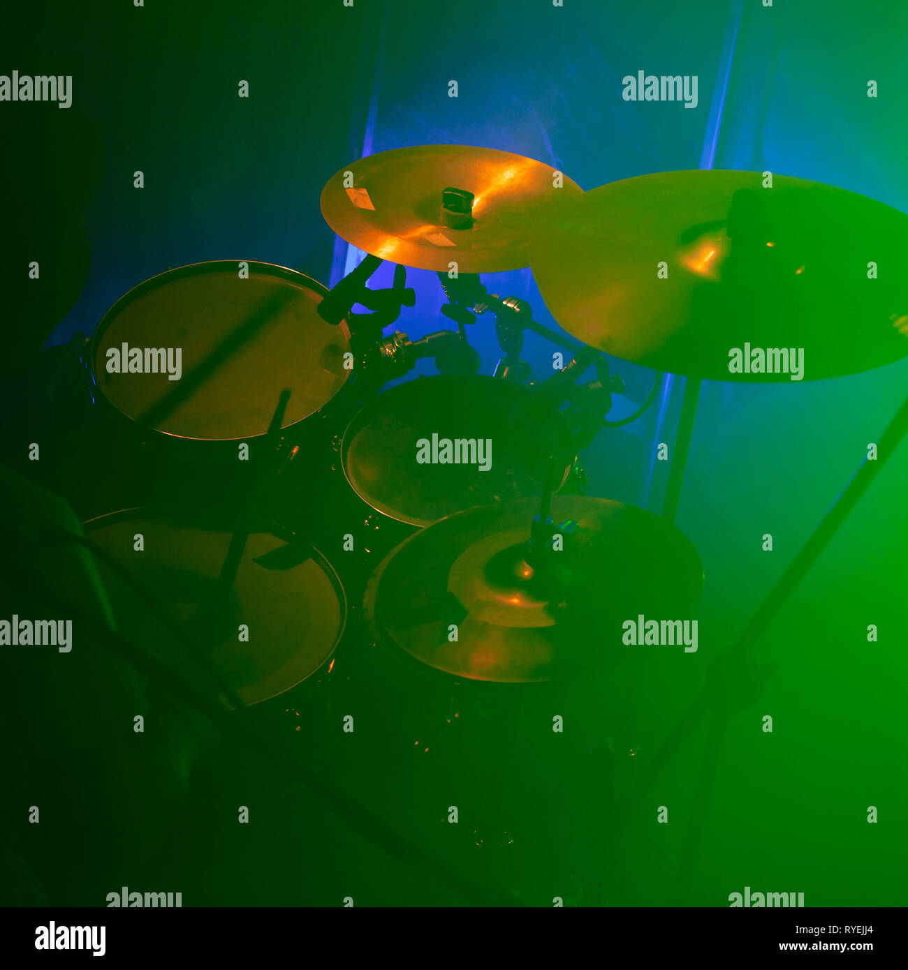 Live musik Foto Hintergrund, Rock Drum mit Zimbeln in der grünen Bühne Licht gesetzt. Nahaufnahme, weiche selektiven Fokus Stockfoto