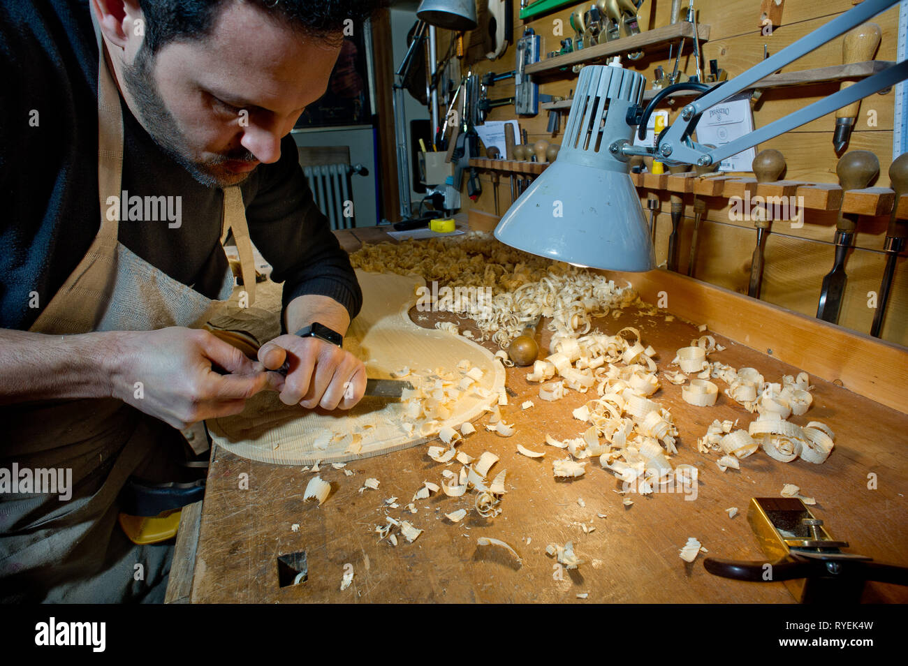 Europa, Italien, Lombardei, Cremona, Workshop der Artisan Gitarrenbauer. Master, Ricardo Grisales, Petar Andreev Stockfoto