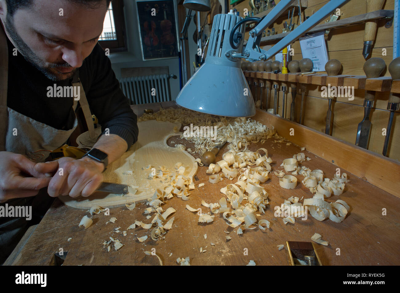 Europa, Italien, Lombardei, Cremona, Workshop der Artisan Gitarrenbauer. Master, Ricardo Grisales, Petar Andreev Stockfoto