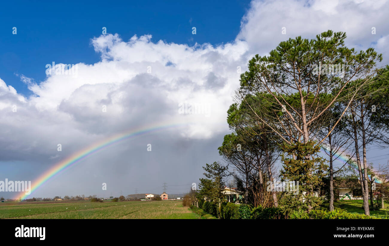 Schöne komplette Regenbogen über der Landschaft der Provinz Pisa, Toskana, Italien, Europa Stockfoto