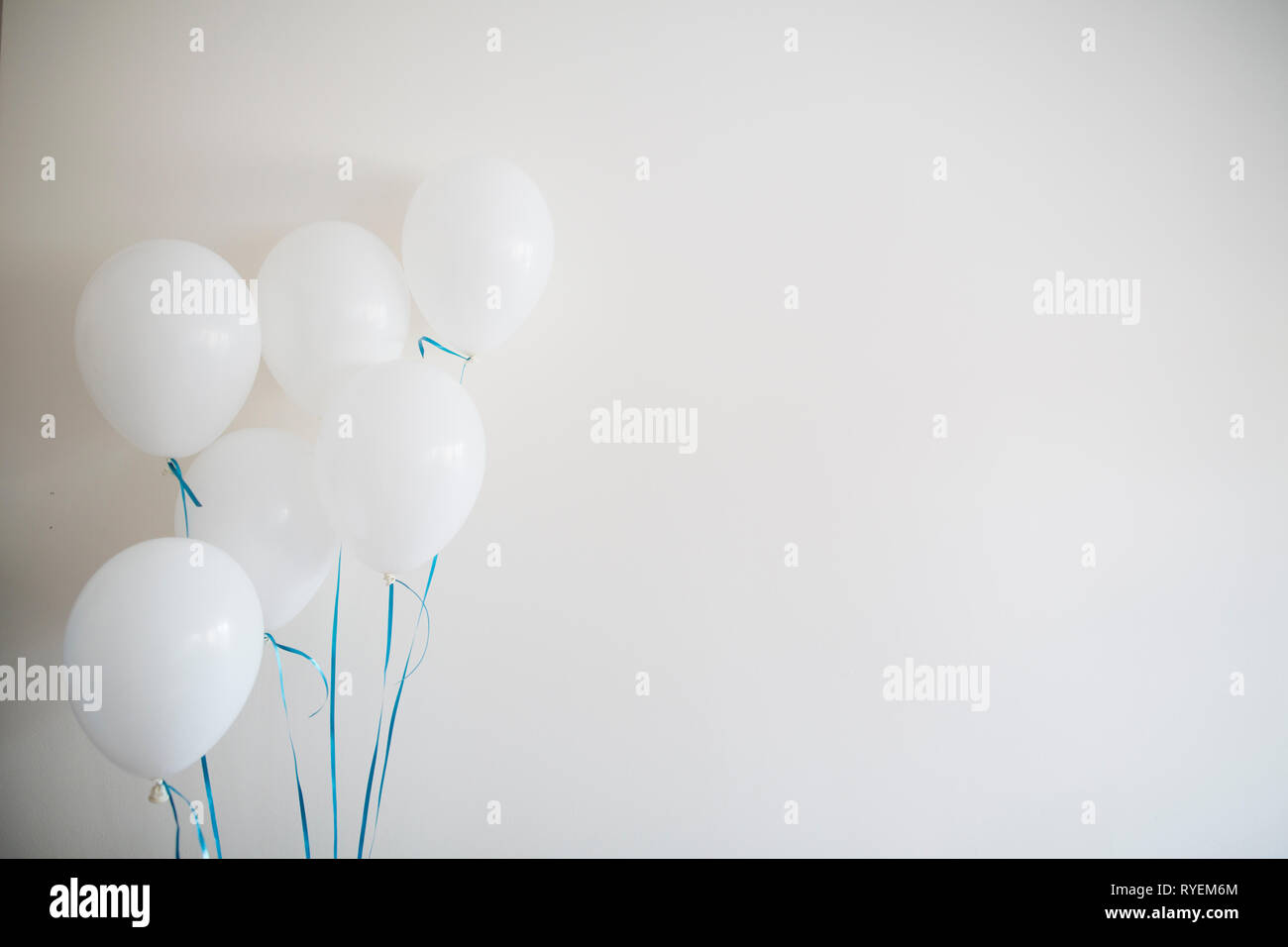 Schönen Luftballons für Feier und Party. Weiß und Rosa. Stockfoto