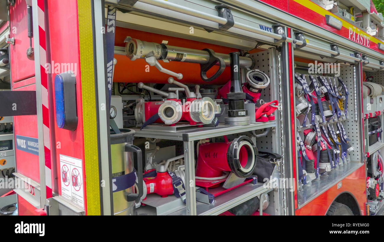 Die Werkzeuge und Ausrüstungen auf der Seite der firetruck für den Notfall Brandfall gefunden Stockfoto