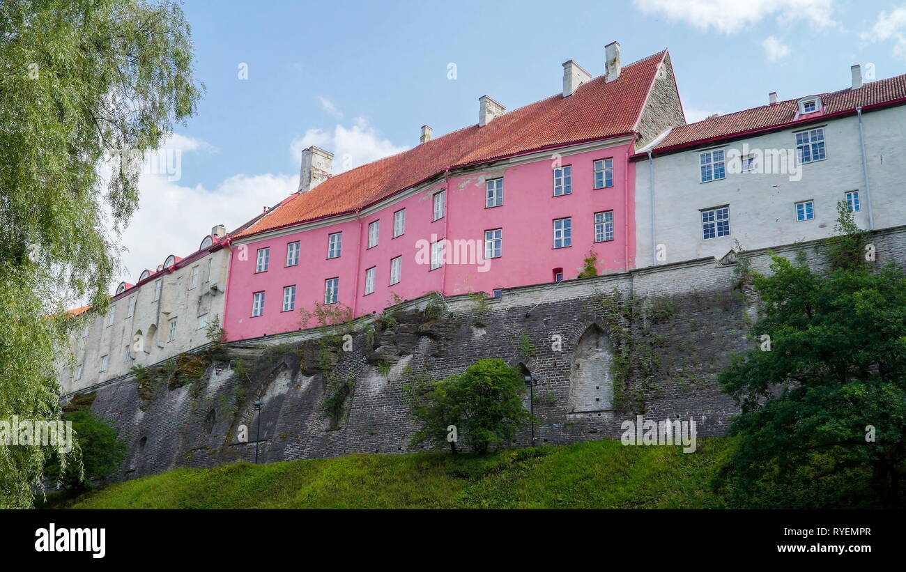 Blick auf die rosa Wand der großen Burg mit den kleinen Fenstern und rote Dächer auf es Stockfoto