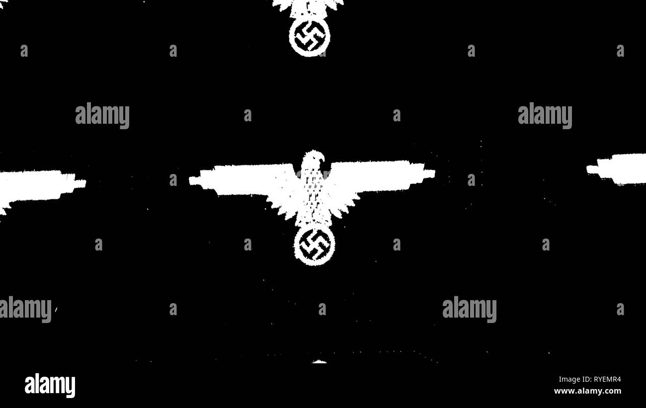Ein schwarzer Hintergrund mit weißen ns-Symbol im Inneren der Gedenkstätte in der deutschen Base Stockfoto