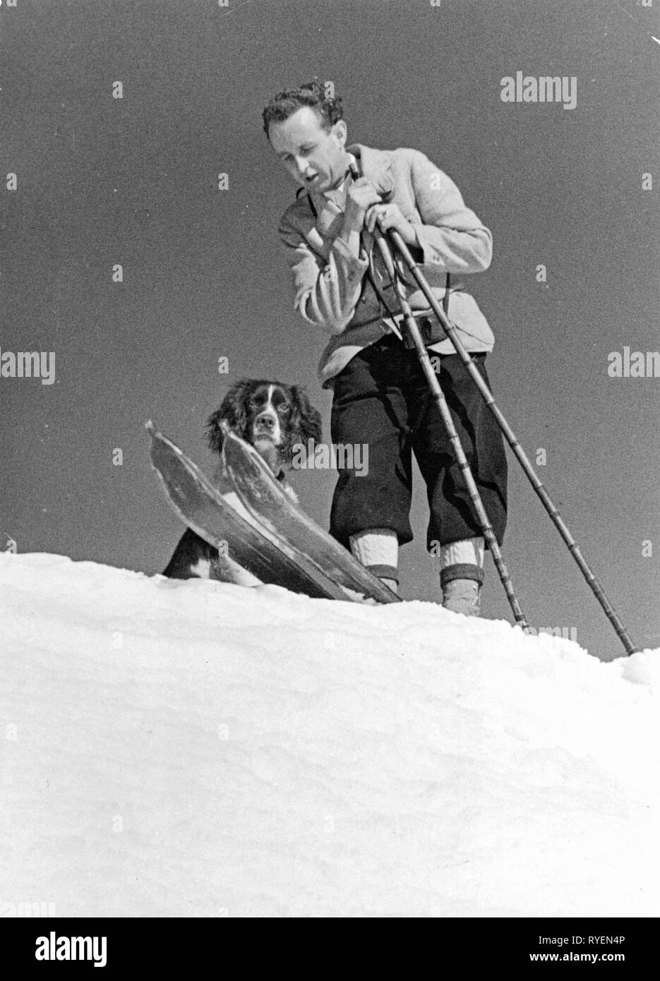 World, Deutsch, Sport, Wintersport, Ski Tour, Skifahrer mit seinem Hund am Rand der Piste, ca. 1950,- Additional-Rights Clearance-Info - Not-Available Stockfoto