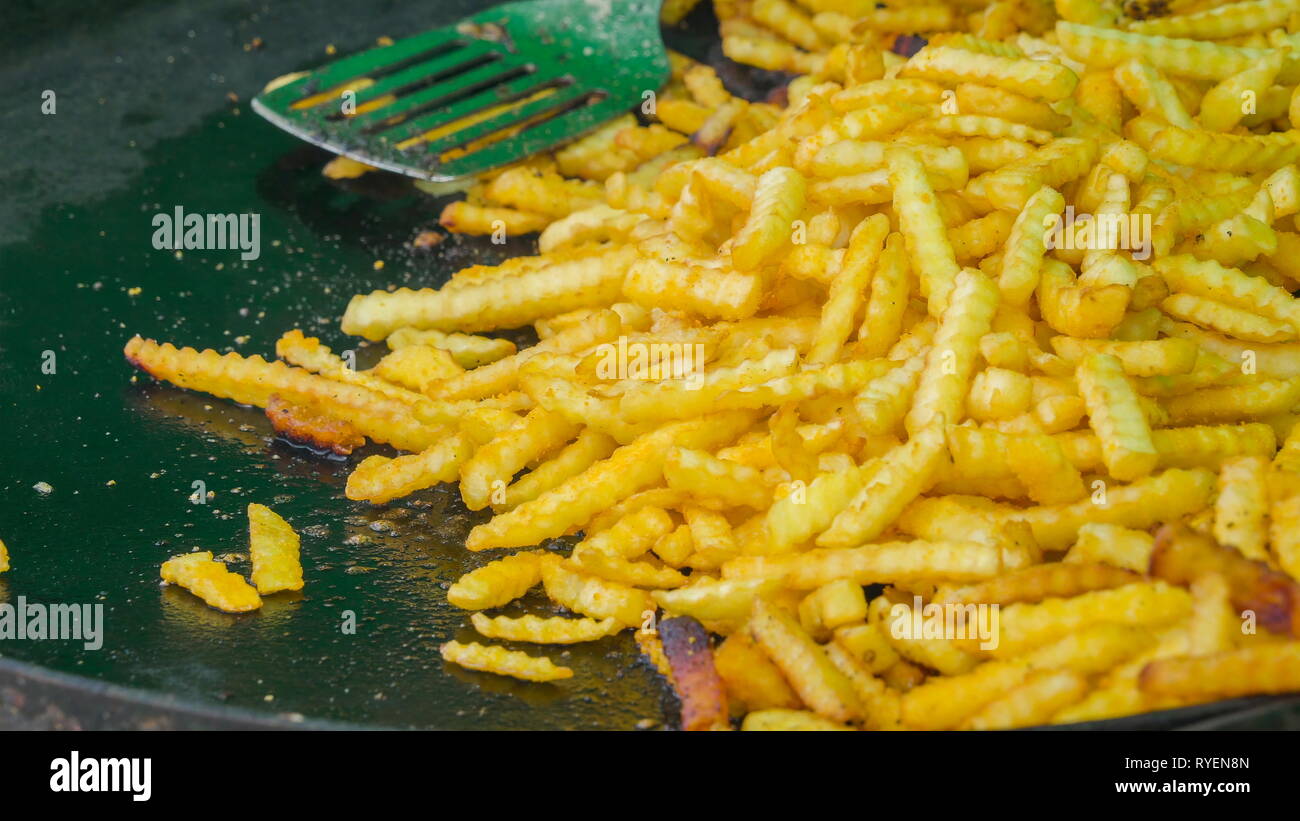 Die frisch gekochte Kartoffel Pommes auf die Pfanne mit dem goldenen Farbe braun Frites Stockfoto