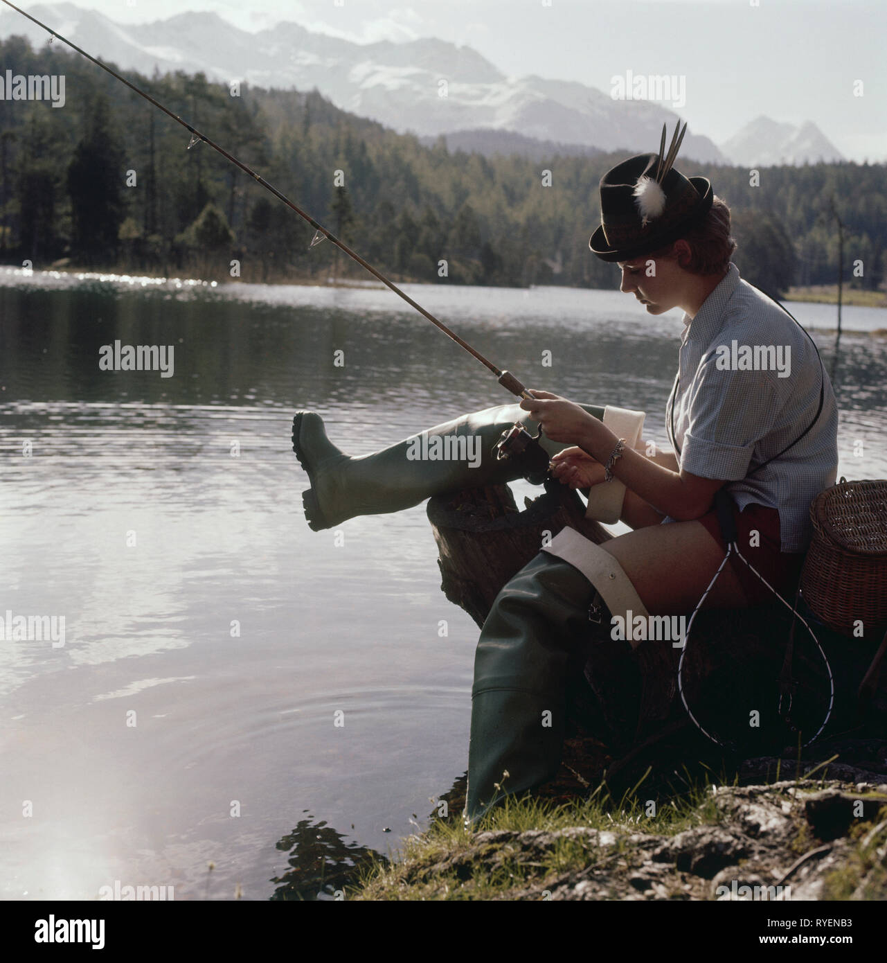 Leute, Frauen, frau, mit gamsbart auf dem Hut Angeln im Oberen Bayerischen Mountain Lake, 1960er Jahre, Additional-Rights - Clearance-Info - Not-Available Stockfoto