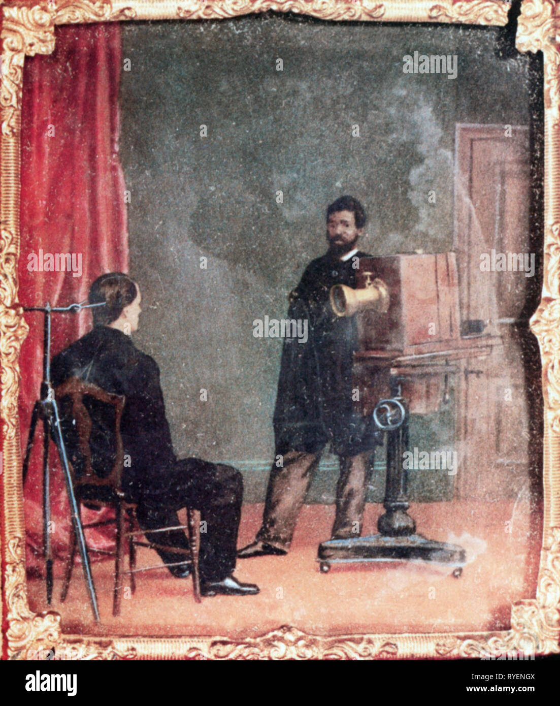 Fotografie, Fotografen, Fotograf und Sitter, lackiert daguerreotype, 19. Jahrhundert, 19. Jahrhundert, der Fotograf Studio, der Fotograf Salon, Studio, Atelier, Artist's Arbeitszimmer, Ateliers, Artist's Arbeitsräume, Studios, Beruf, Berufe, Stativ, Stative, stehend, Babysitter, Pose, Stuhl, Stühle, Sitzen, Sitzen, Rest, Support, ruht, unterstützt, Kopfstütze, Kopfstütze, Kopfstützen, aktive Kopfstützen, Fotoapparat, Kamera, Kameras, Fotograf, Fotografen, Malerei, Malen, daguerreotypie, daguerrotypie, historischen, geschichtlichen, Mann, Männer, ma, Additional-Rights - Clearance-Info - Not-Available Stockfoto