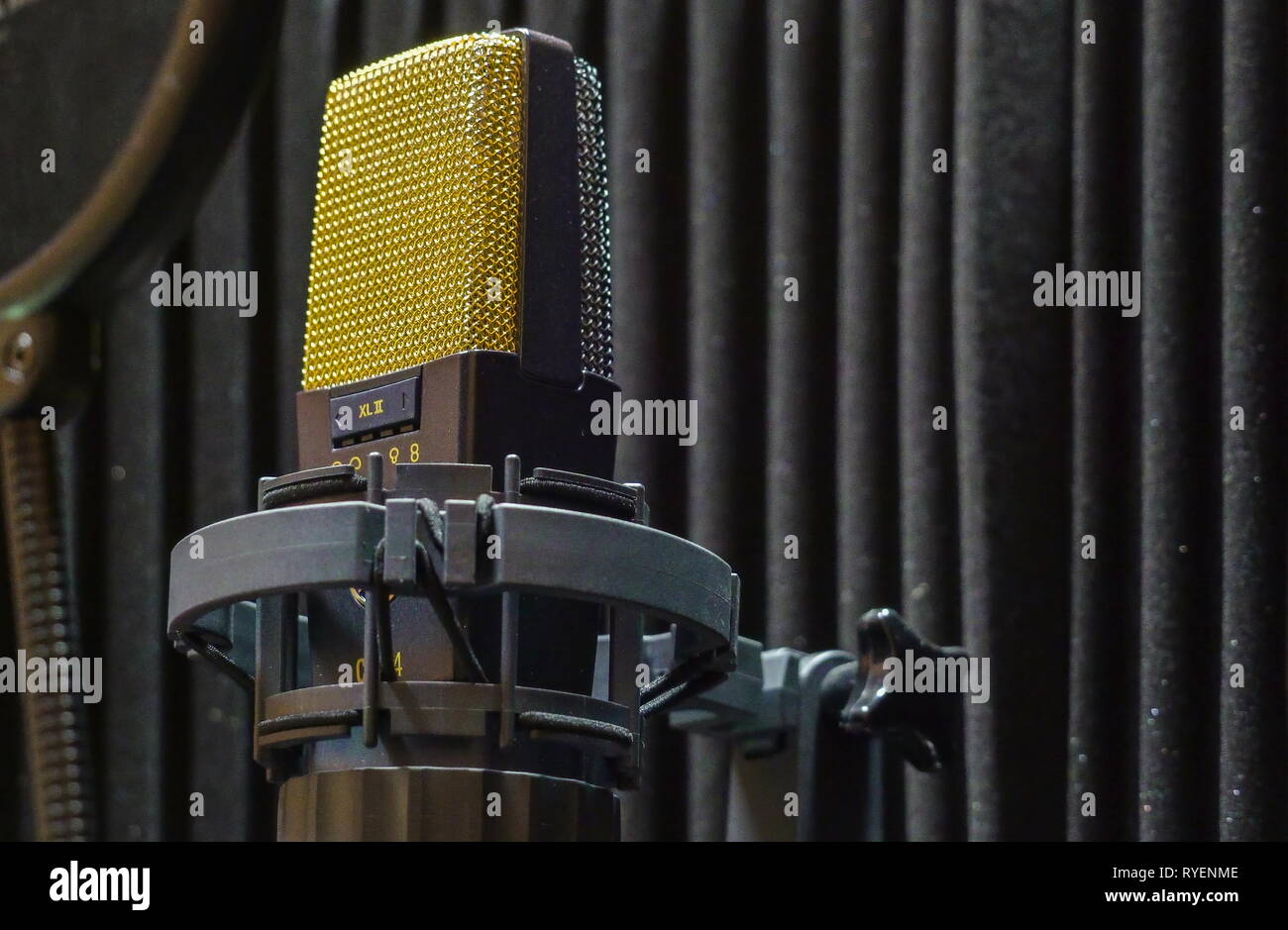 Die golden und Schwarz Mikrofon im Studio, wo die Aufnahme gemacht wird Stockfoto