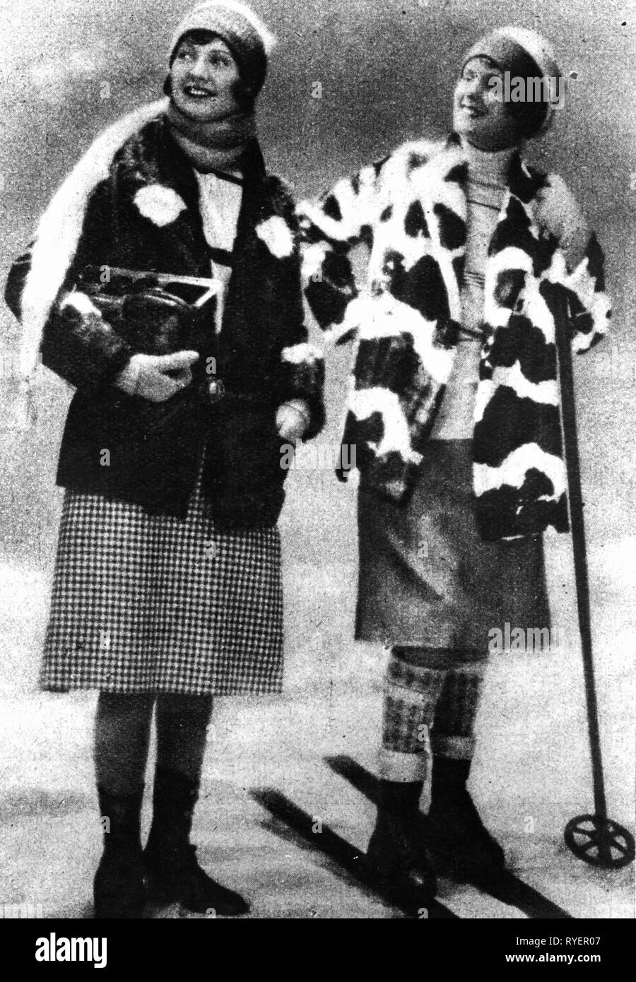 Sport, Wintersport, Ski, zwei junge Frauen in Skibekleidung, 1928, Additional-Rights - Clearance-Info - Not-Available Stockfoto