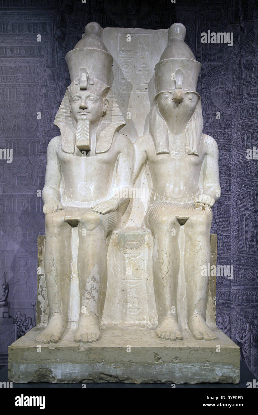 Horus und dem Ägyptischen farao Haremhab (1319-1305) Göttern Ägyptens. Alten Ägyptischen Pantheon. Götter und Göttinnen der Alten Ägypter. Stockfoto