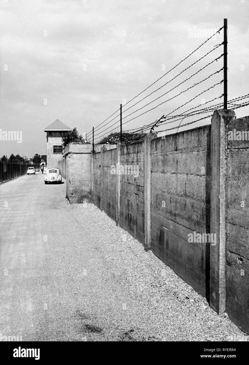 Geographie/Reisen, Deutschland, Dachau, Kz, Flüchtlingslager, an der Wand mit Stacheldraht, 1960, Additional-Rights - Clearance-Info - Not-Available Stockfoto