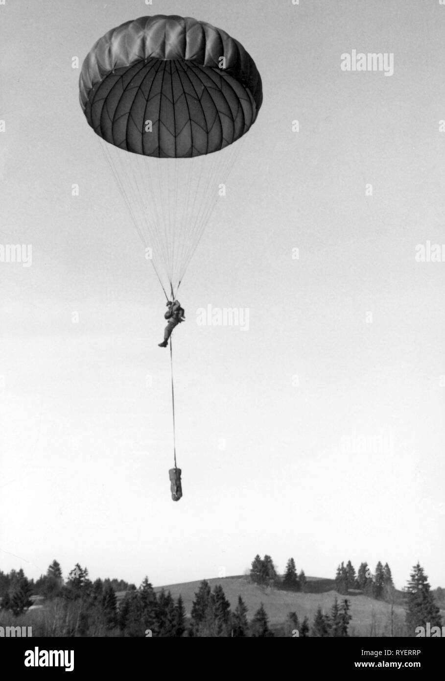 Militär, Deutschland, Bundeswehr, Armee, Airborne Forces, Fallschirmjäger kurz vor der Landung, wahrscheinlich in der Nähe des Luft Schule in Altenstadt, Oberbayern, 1960er Jahre, Additional-Rights - Clearance-Info - Not-Available Stockfoto