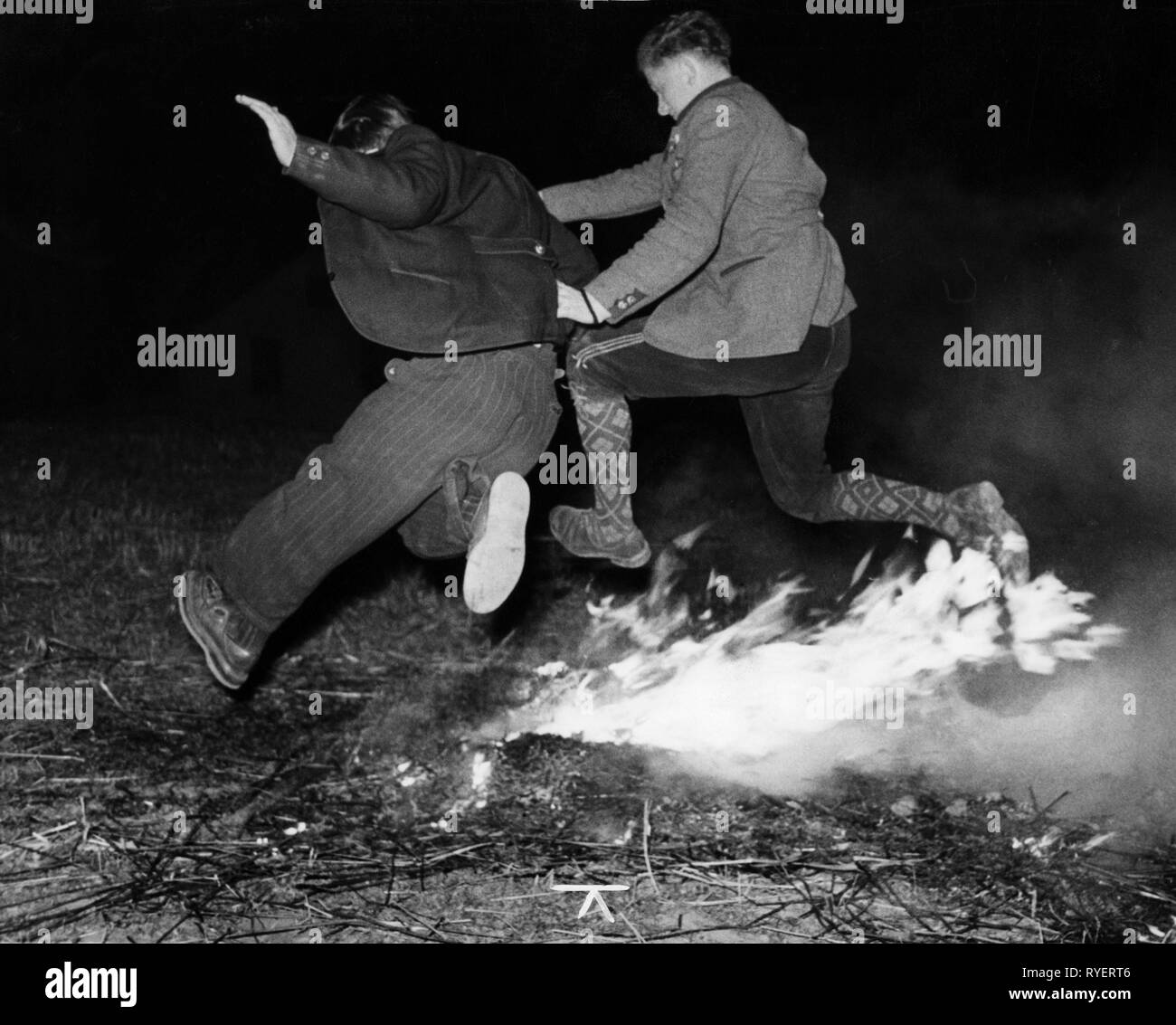 Feste, Ostern, Ostern Tradition, springen die Osterfeuer in Bayern, um 1960, Additional-Rights - Clearance-Info - Not-Available Stockfoto