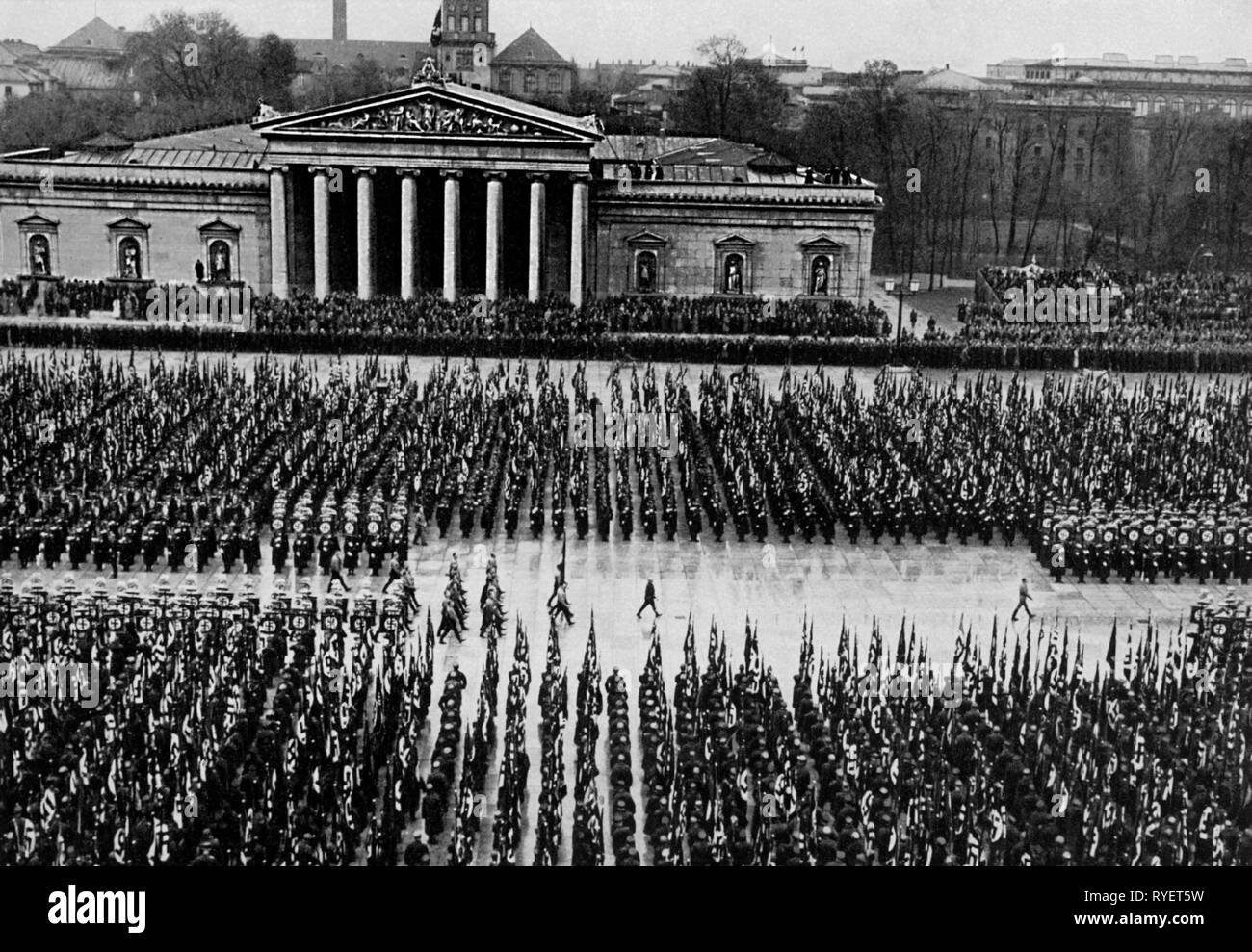 Die Brienner Straße, Deutschland, Drittes Reich, Erinnerung an den Hitlerputsch, Feier, Glyptothek, Lehrwerk, NS, Putsch, Ritual, Parade, Truppenschau Nationalsozialismus, Event, Übertragung der Toten der Putschversuch von 1923, Parade, Parade, Place Royal, München, Deutschland, 23.11.1935, Additional-Rights - Clearance-Info - Not-Available Stockfoto