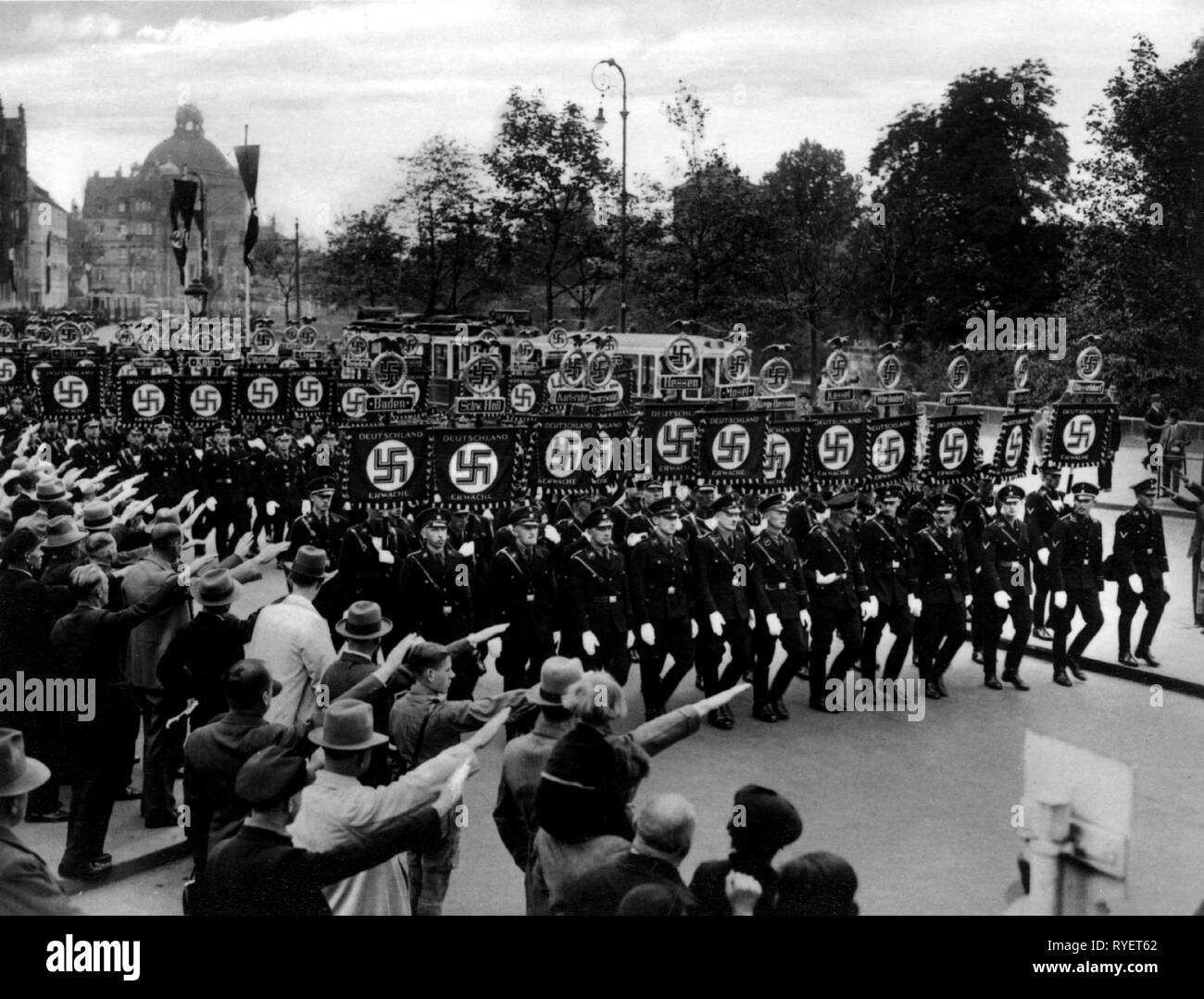 Lippe, Lehrwerk, Mosel, NS, NSDAP, Parteistandarten, Ruhr, Schwäbisch-Hall, Standarte, Wimpel der Stürme Baden, Sturm, einheitliche, Wiesbaden Nationalsozialismus, "Reichsparteitag der Freiheit", Nürnberg 10. -16,9.1935, Bildung der Schutzstaffel (SS) mit Standards durch die Stadt marschieren, "Tag der Sturmabteilungen", Additional-Rights - Clearance-Info - Not-Available Stockfoto