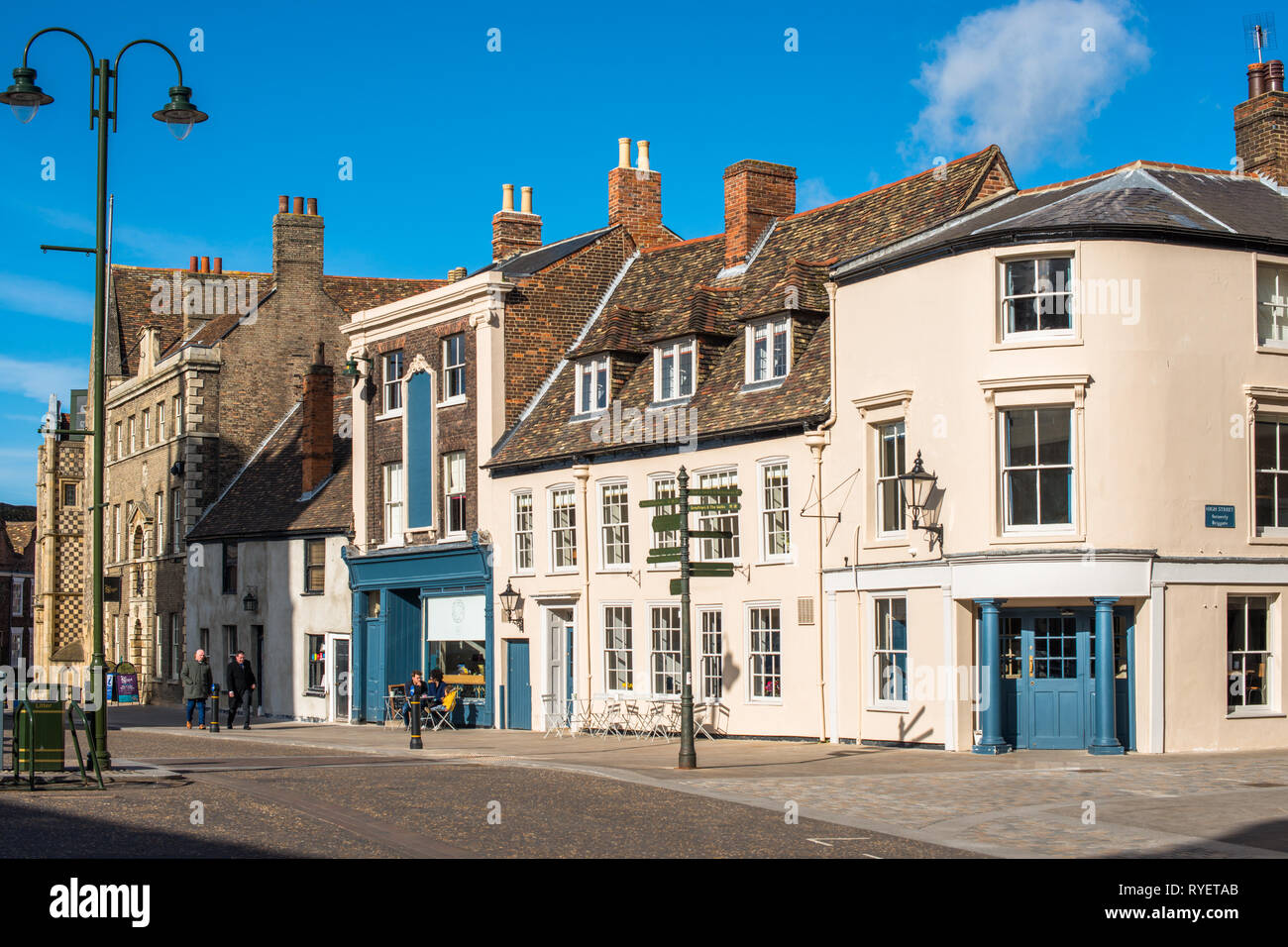 Alte charaktervollen Geschäften neben der Stadthalle am Samstag Markt in Kings Lynn, Norfolk, East Anglia, England, UK. Stockfoto