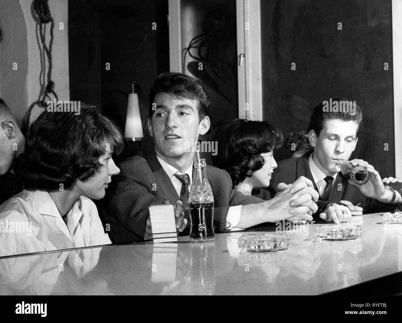 1950s teenagers -Fotos und -Bildmaterial in hoher Auflösung – Alamy