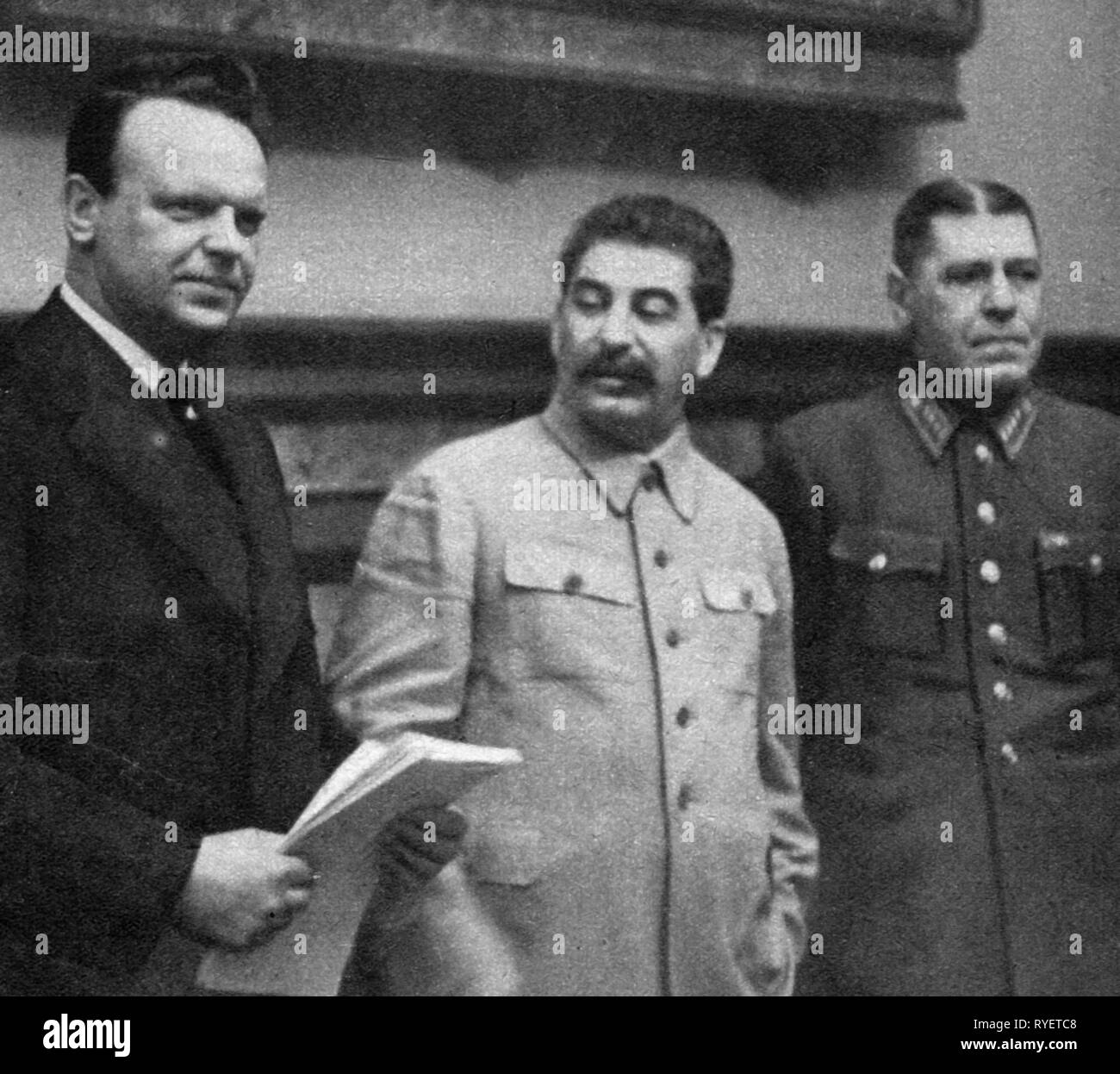Nationalsozialismus / Nationalsozialismus, Politik, deutsch-sowjetischen Nichtangriffspakt Vertrag, 1939, von links: der sowjetische Botschafter in Deutschland Aleksey Shkvarzev, Generalsekretär der KPDSU Joseph Stalin und Generalstabschef General Boris Shaposhikov nach der Unterzeichnung, Moskau, 24.8.1939, Deutsch Sowjetischen, Hitler-Stalin-Pakt, Molotow Ribbentrop Pakt, Molotow-Ribbentrop-Pakt, Molotov-Ribbentrop-Pakt, Diplomatie, Außenpolitik, Außenpolitik, Russland, Sowjetunion, UDSSR, Union der Sozialistischen Sowjetrepubliken, Deutschland, Deutsches Reich, Drittes Reich, Menschen,, Additional-Rights - Clearance-Info - Not-Available Stockfoto