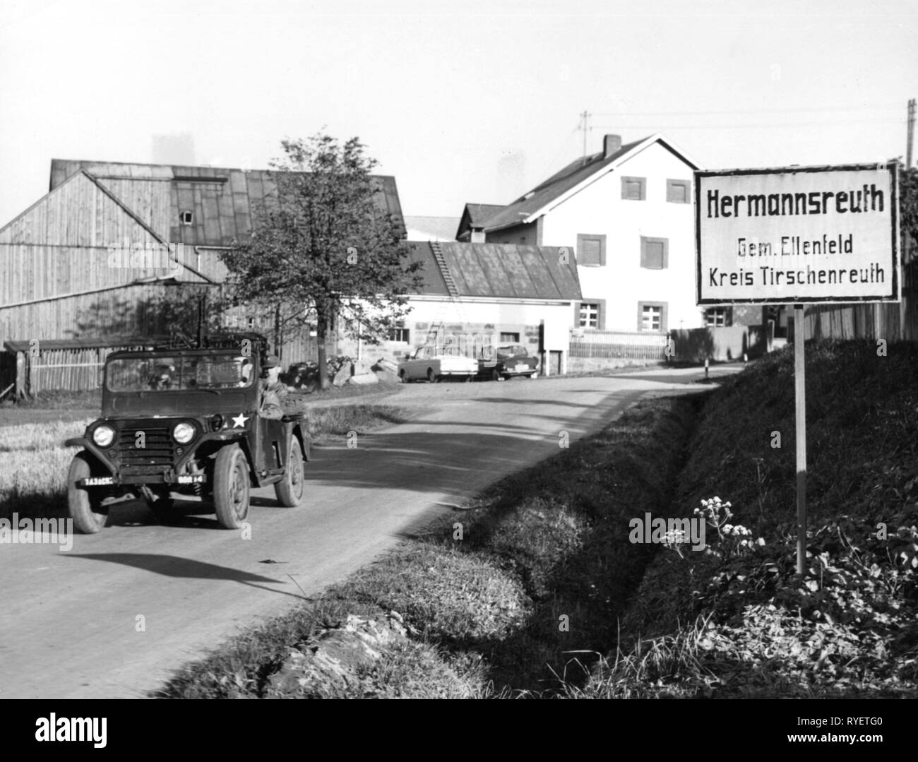 Militär, USA, Fahrzeug, cross country Fahrzeug Ford M151 MUTT der amerikanischen Armee, auf der Straße an Hermannsreuth, Gemeinde Ebnath, Bayern, 1960er Jahre, Additional-Rights - Clearance-Info - Not-Available Stockfoto