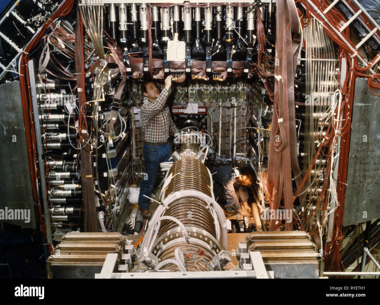 Technologie, Allgemein, Deutsche Elektronen-Synchrotron (DESY), Hamburg, Deutschland, Mark J, zentrale Komponente mit Jet tube, 1982, Additional-Rights - Clearance-Info - Not-Available Stockfoto