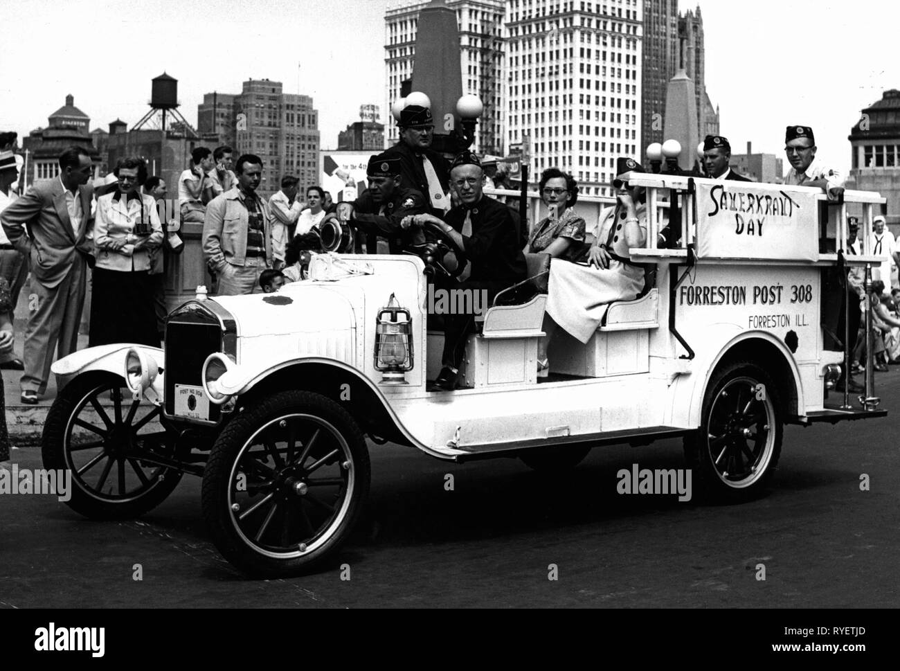 Verkehr/Transport, Auto, Nutzfahrzeug, Feuer Schlauch auf einem Ford Modell T Chassis aus dem Jahr 1918, bei einer Parade der American Legion Post 308, Forreston, Illinois, New York City, 1954, Additional-Rights - Clearance-Info - Not-Available Stockfoto